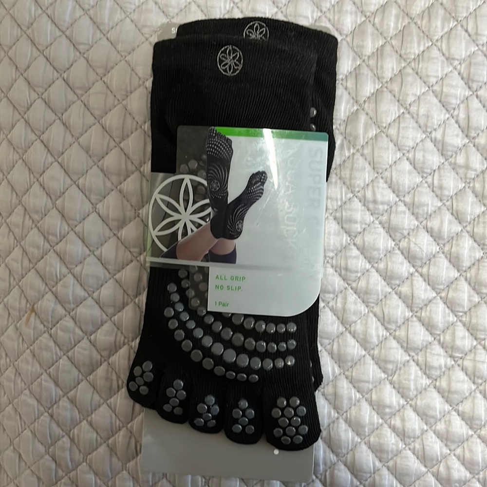 GAIAM YOGA GRIPPY SOCKS